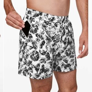 Lululemon Mens Swim Trunks Channel Cross 5” Citrus Crush Print Black And White L